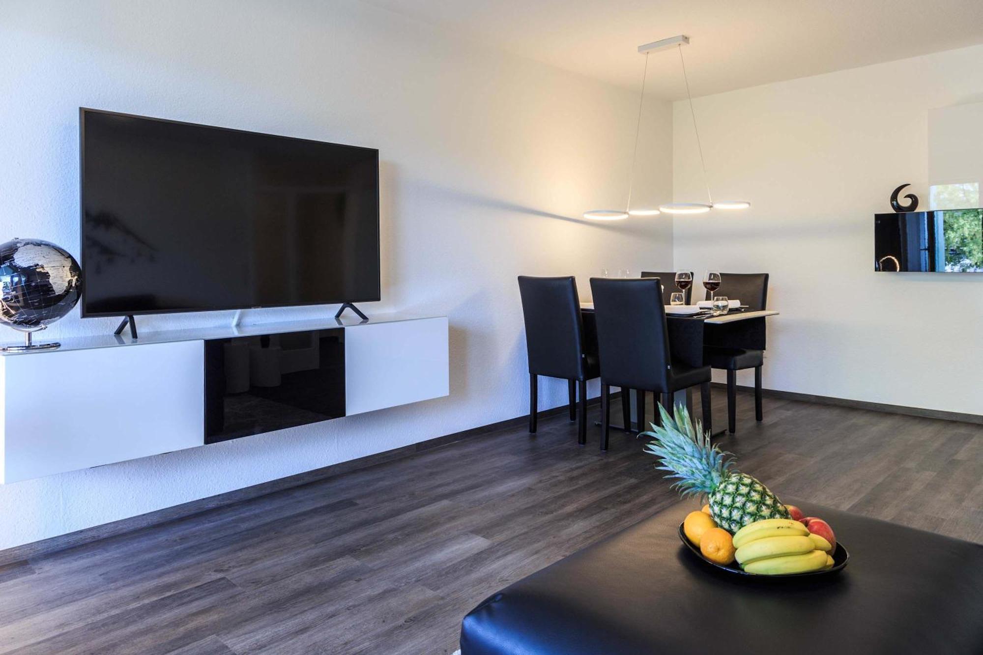 Relax Apartment Black & White Friedrichshafen Bagian luar foto